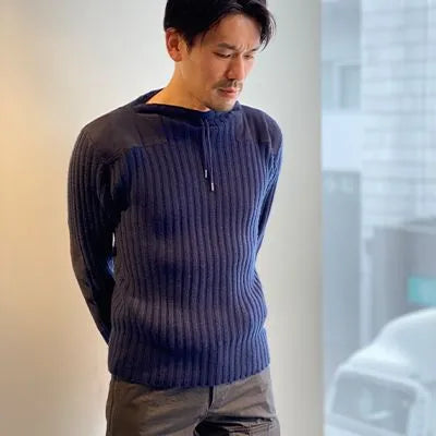 【予約商品】『007 / ノー・タイム・トゥ・ダイ』リブ付きアーミーセーター　/　ネイビーブルー