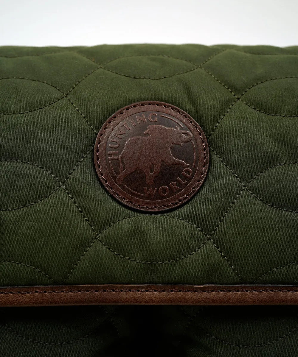 【2026年9月19日（土）全国一斉発売】HUNTING WORLD × Nigel Cabourn オリジナル サファリ エクスプローラ M / ヴェンタイル / グリーン