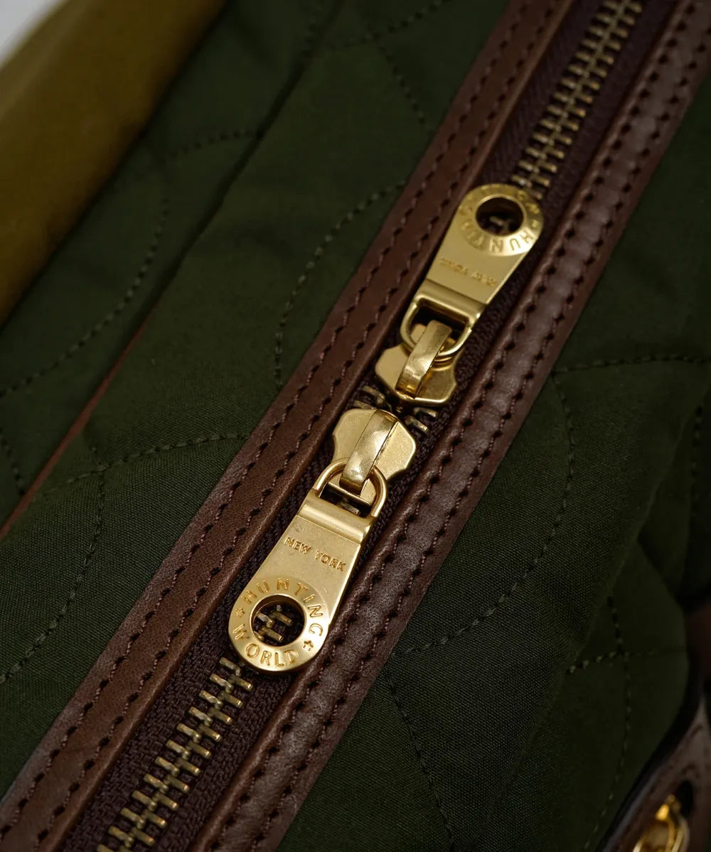 【2026年9月19日（土）全国一斉発売】HUNTING WORLD × Nigel Cabourn オリジナル サファリ エクスプローラ M / ヴェンタイル / グリーン