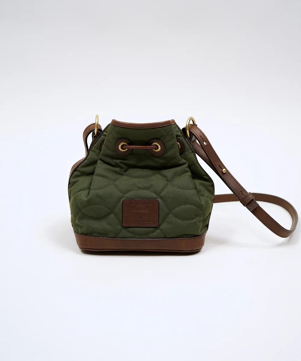 【2026年9月19日（土）全国一斉発売】HUNTING WORLD × Nigel Cabourn ミニ ドローストリングバッグ / ヴェンタイル / グリーン