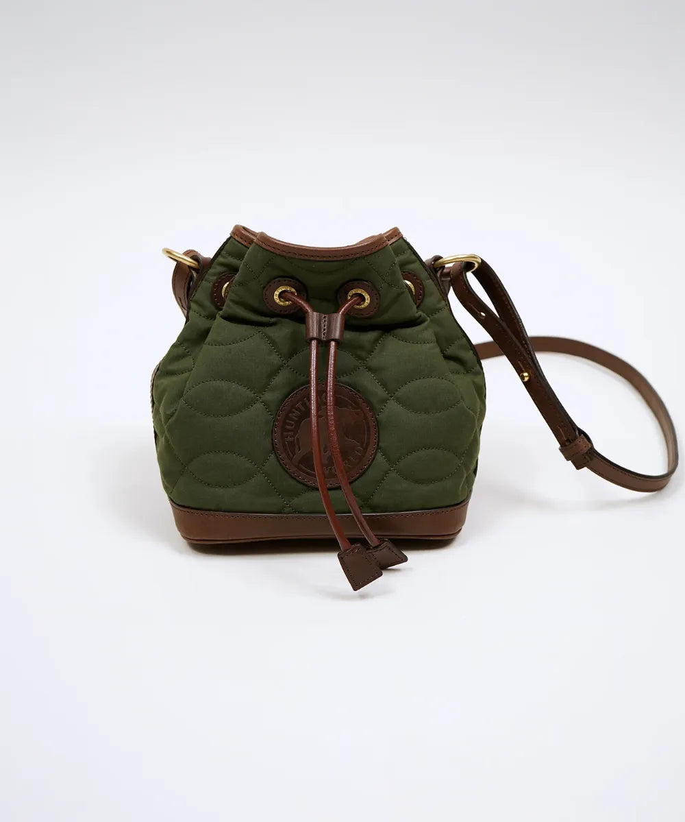 【2026年9月19日（土）全国一斉発売】HUNTING WORLD × Nigel Cabourn ミニ ドローストリングバッグ / ヴェンタイル / グリーン