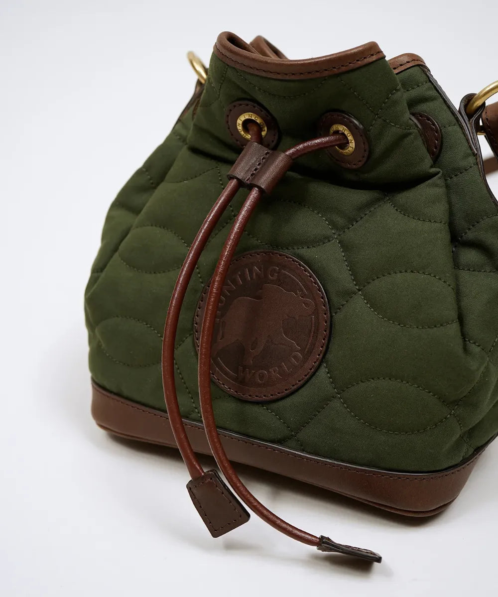 【2026年9月19日（土）全国一斉発売】HUNTING WORLD × Nigel Cabourn ミニ ドローストリングバッグ / ヴェンタイル / グリーン
