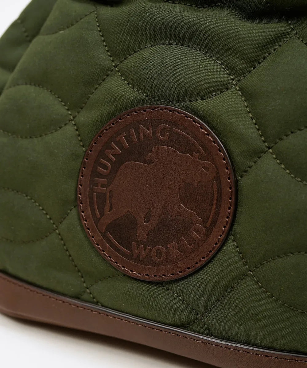 【2026年9月19日（土）全国一斉発売】HUNTING WORLD × Nigel Cabourn ミニ ドローストリングバッグ / ヴェンタイル / グリーン