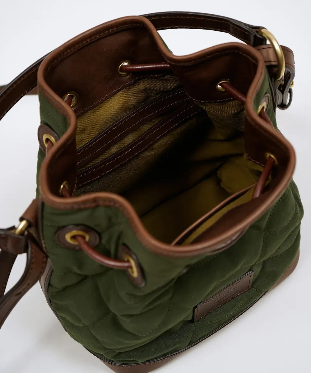 【2026年9月19日（土）全国一斉発売】HUNTING WORLD × Nigel Cabourn ミニ ドローストリングバッグ / ヴェンタイル / グリーン