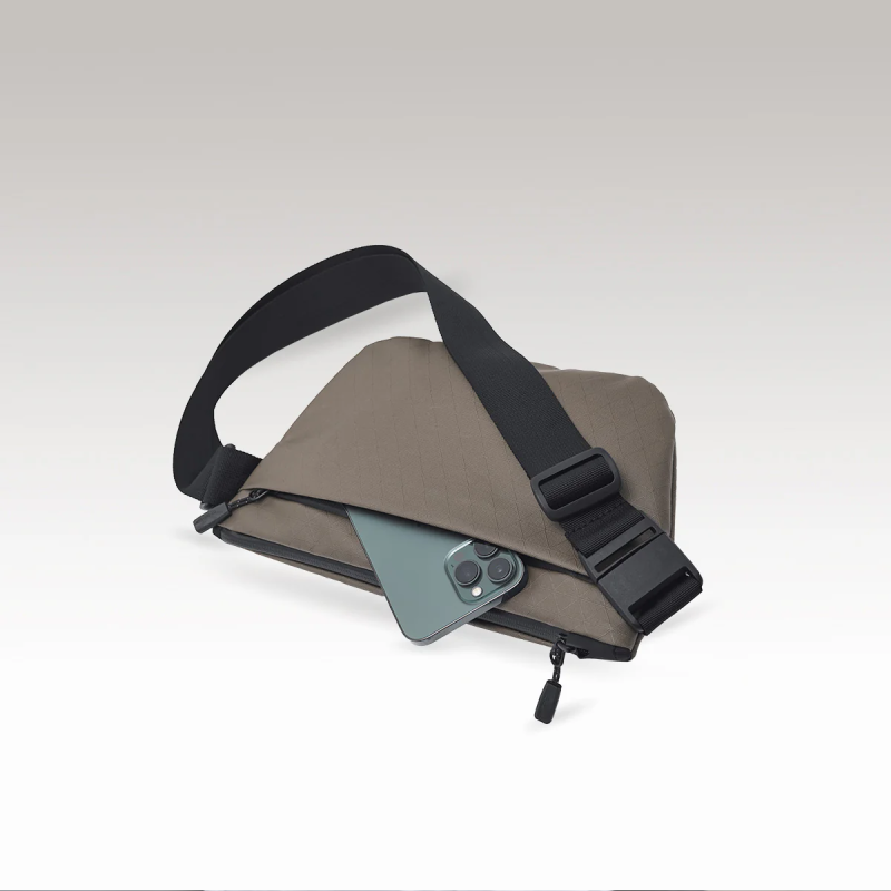 RIKR 2.5L クロスボディスリング / ストーンブラウン