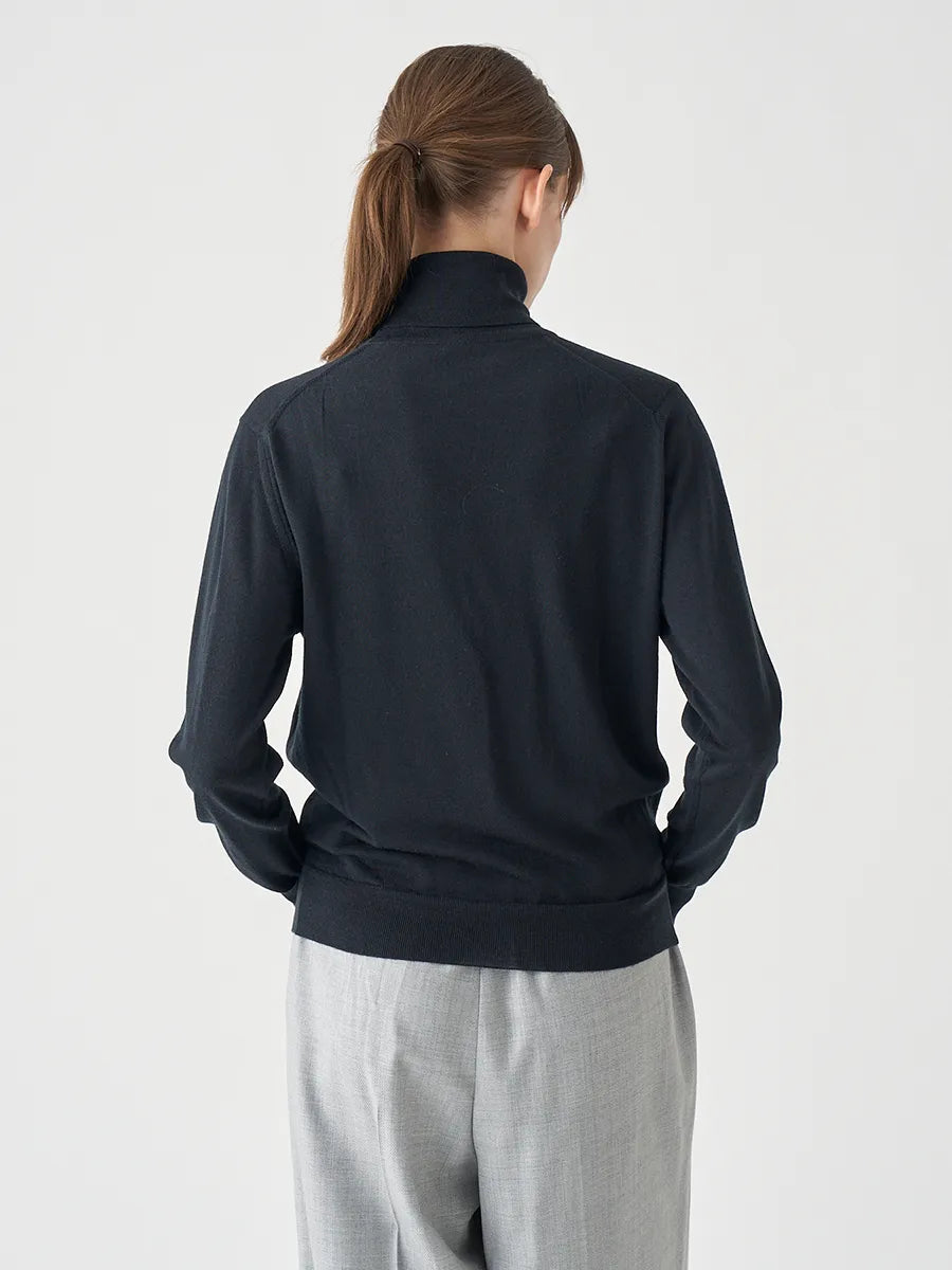 WOMEN / タートルネック長袖ニットプルオーバー LENA 30G MODERN FIT / ブラック