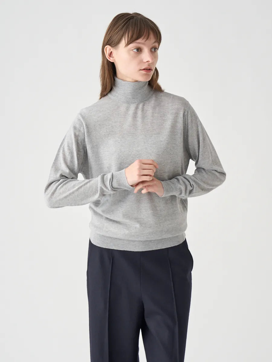 WOMEN / タートルネック長袖ニットプルオーバー LENA 30G MODERN FIT / ニンバス