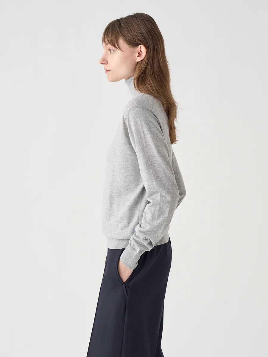 WOMEN / タートルネック長袖ニットプルオーバー LENA 30G MODERN FIT / ニンバス