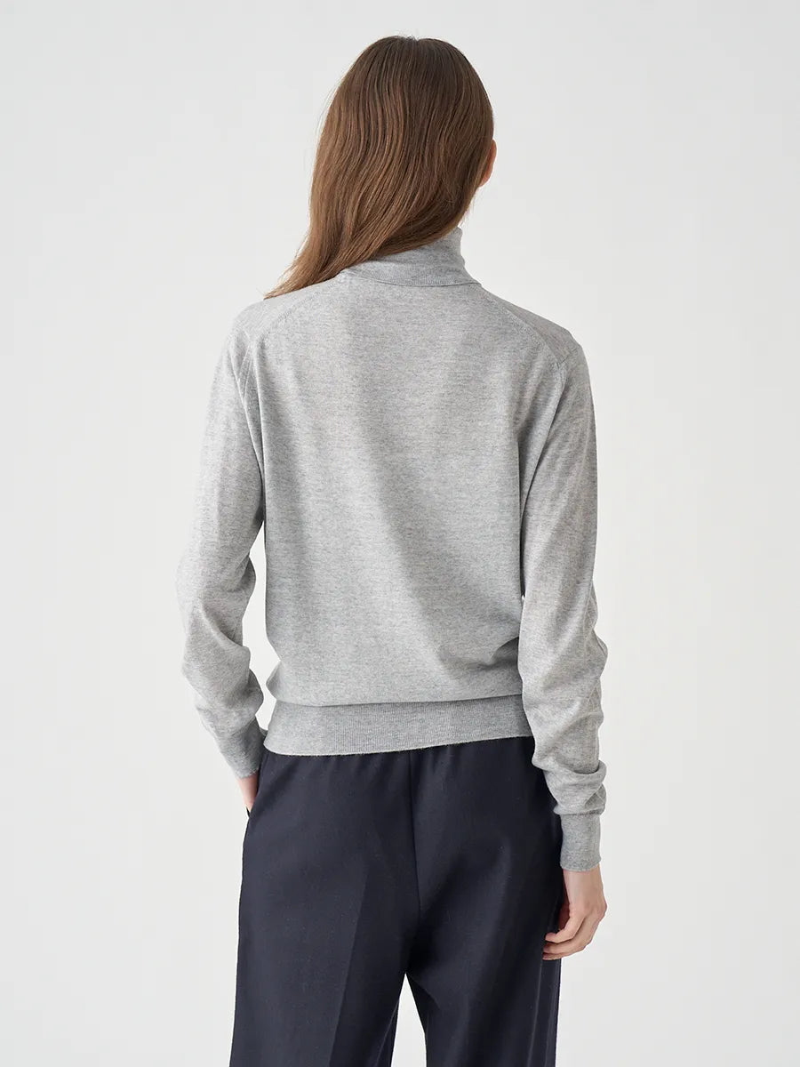 WOMEN / タートルネック長袖ニットプルオーバー LENA 30G MODERN FIT / ニンバス